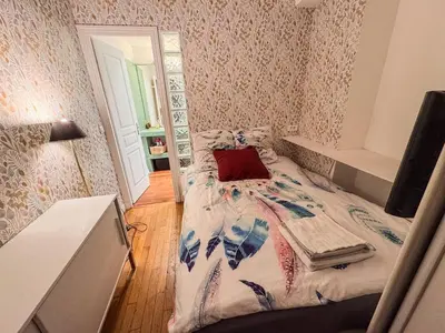 Un ou plusieurs lits dans un hébergement de l'établissement 11 Historic Le Sentier flat near Louvre & Metro