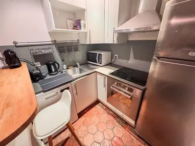 Cuisine ou kitchenette dans l'établissement 11 Historic Le Sentier flat near Louvre & Metro