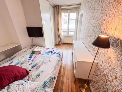 Un ou plusieurs lits dans un hébergement de l'établissement 11 Historic Le Sentier flat near Louvre & Metro