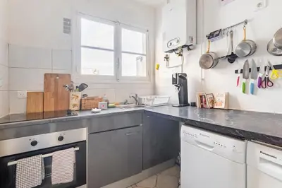 Cuisine ou kitchenette dans l'établissement La Belle Vie à Paris - with balcony