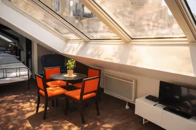 Coin salon dans l'établissement L’Écrin Sous les Toits – Coeur de Paris