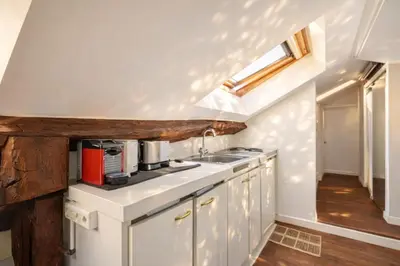 Cuisine ou kitchenette dans l'établissement L’Écrin Sous les Toits – Coeur de Paris