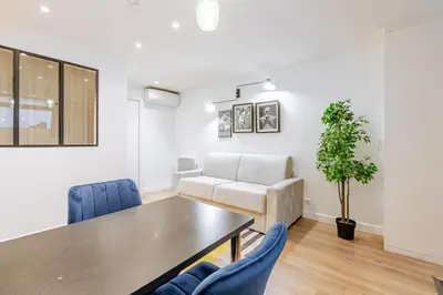Coin salon dans l'établissement Magnifique petit appartement Parisien