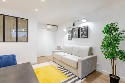 Coin salon dans l'établissement Magnifique petit appartement Parisien