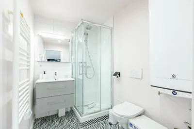 Salle de bains dans l'établissement Magnifique petit appartement Parisien