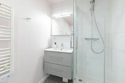 Salle de bains dans l'établissement Magnifique petit appartement Parisien