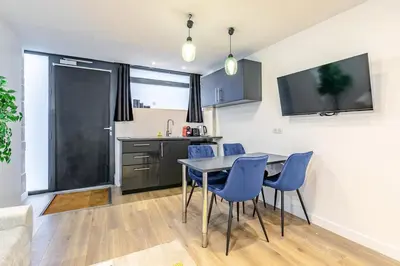 Cuisine ou kitchenette dans l'établissement Magnifique petit appartement Parisien