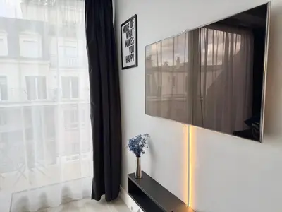 Télévision ou salle de divertissement dans l'établissement Charming studette with balcony Paris La Défense