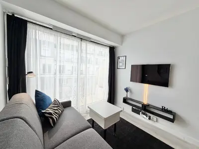 Télévision ou salle de divertissement dans l'établissement Charming studette with balcony Paris La Défense