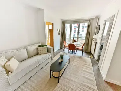Coin salon dans l'établissement Charming Parisian Apartment in the Heart of the 20th Arrondissement