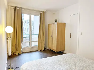 Un ou plusieurs lits dans un hébergement de l'établissement Charming Parisian Apartment in the Heart of the 20th Arrondissement
