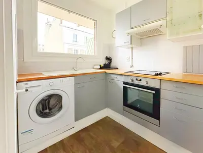 Cuisine ou kitchenette dans l'établissement Charming Parisian Apartment in the Heart of the 20th Arrondissement