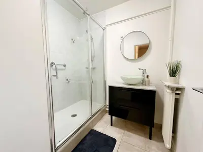 Salle de bains dans l'établissement Charming Parisian Apartment in the Heart of the 20th Arrondissement