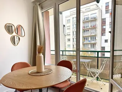 Balcon ou terrasse dans l'établissement Charming Parisian Apartment in the Heart of the 20th Arrondissement