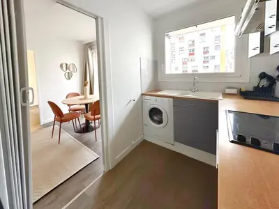 Cuisine ou kitchenette dans l'établissement Charming Parisian Apartment in the Heart of the 20th Arrondissement