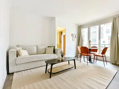 Coin salon dans l'établissement Charming Parisian Apartment in the Heart of the 20th Arrondissement