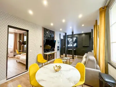 Télévision ou salle de divertissement dans l'établissement UrbanFlat 158 - Cosy Apartment in the center of Paris