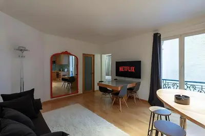 Télévision ou salle de divertissement dans l'établissement Spacious 2BR Apartment for 7 - Near Palais des Congres