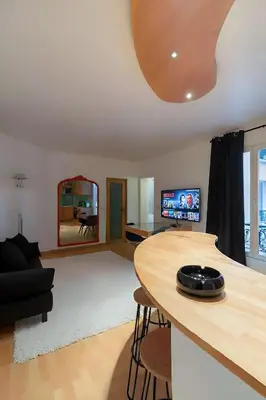 Télévision ou salle de divertissement dans l'établissement Spacious 2BR Apartment for 7 - Near Palais des Congres