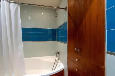Salle de bains dans l'établissement Spacious 2BR Apartment for 7 - Near Palais des Congres