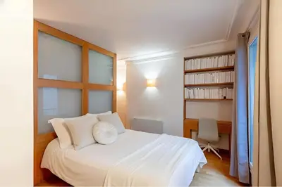 Un ou plusieurs lits dans un hébergement de l'établissement Spacious 2BR Apartment for 7 - Near Palais des Congres