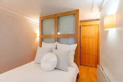 Un ou plusieurs lits dans un hébergement de l'établissement Spacious 2BR Apartment for 7 - Near Palais des Congres