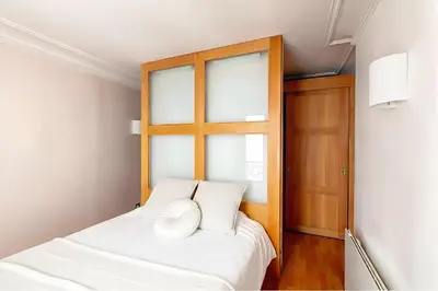Un ou plusieurs lits dans un hébergement de l'établissement Spacious 2BR Apartment for 7 - Near Palais des Congres
