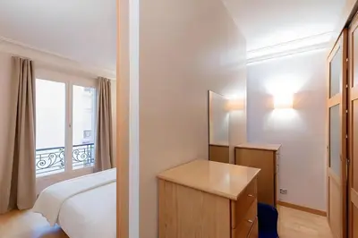 Un ou plusieurs lits dans un hébergement de l'établissement Spacious 2BR Apartment for 7 - Near Palais des Congres
