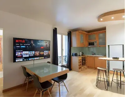 Cuisine ou kitchenette dans l'établissement Spacious 2BR Apartment for 7 - Near Palais des Congres