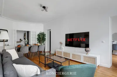 Télévision ou salle de divertissement dans l'établissement Appartement avec 3 chambres dans le Marais