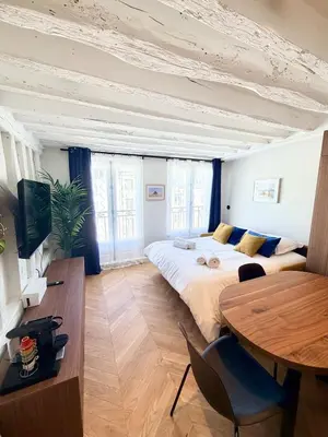 Un ou plusieurs lits dans un hébergement de l'établissement Luxury Apartment - Heart of Le Marais with balcony