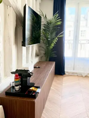Télévision ou salle de divertissement dans l'établissement Luxury Apartment - Heart of Le Marais with balcony