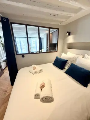 Un ou plusieurs lits dans un hébergement de l'établissement Luxury Apartment - Heart of Le Marais with balcony