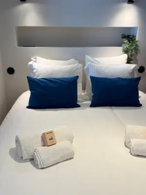 Un ou plusieurs lits dans un hébergement de l'établissement Luxury Apartment - Heart of Le Marais with balcony