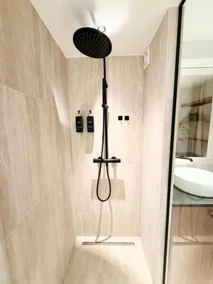 Salle de bains dans l'établissement Luxury Apartment - Heart of Le Marais with balcony