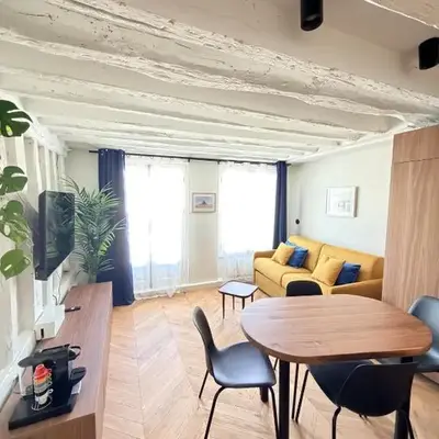 Luxury Apartment - Heart of Le Marais with balcony