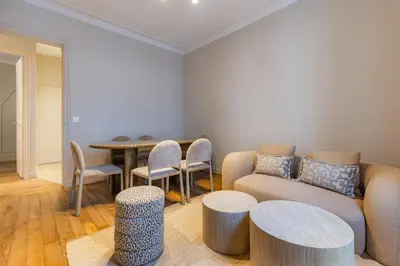 Coin salon dans l'établissement Elegant 3-Bedroom Apartment in the Heart of Historic Paris