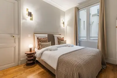 Un ou plusieurs lits dans un hébergement de l'établissement Elegant 3-Bedroom Apartment in the Heart of Historic Paris