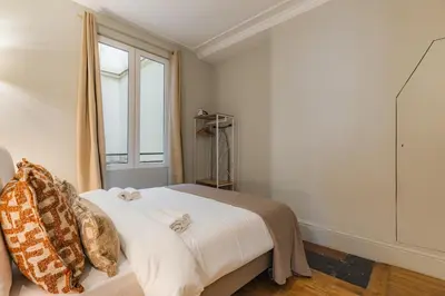 Un ou plusieurs lits dans un hébergement de l'établissement Elegant 3-Bedroom Apartment in the Heart of Historic Paris