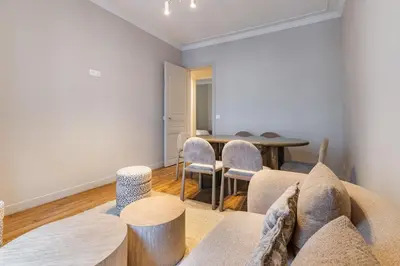 Coin salon dans l'établissement Elegant 3-Bedroom Apartment in the Heart of Historic Paris