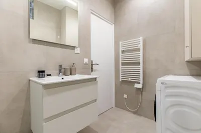 Salle de bains dans l'établissement Elegant 3-Bedroom Apartment in the Heart of Historic Paris