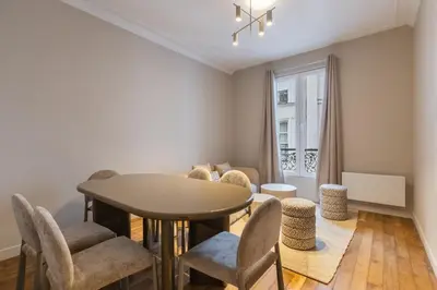 Coin salon dans l'établissement Elegant 3-Bedroom Apartment in the Heart of Historic Paris
