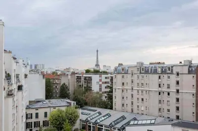 Vue générale sur Paris ou vue de la ville depuis l'appartement