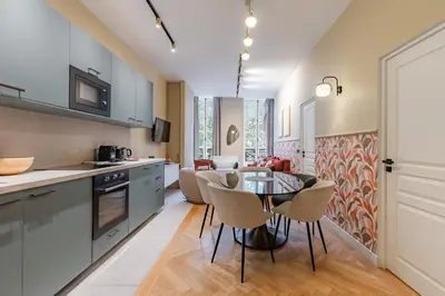 Cuisine ou kitchenette dans l'établissement Spacious Air-Conditioned Apartment in Bastille, Paris 11th