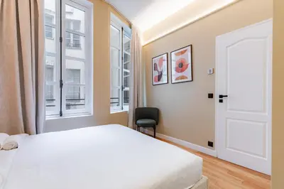 Un ou plusieurs lits dans un hébergement de l'établissement Spacious Air-Conditioned Apartment in Bastille, Paris 11th