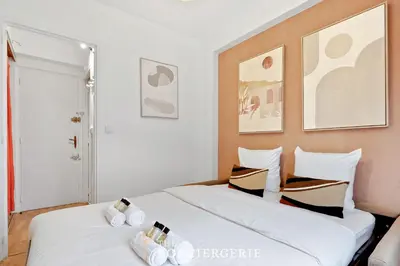 Un ou plusieurs lits dans un hébergement de l'établissement Studio Raffine Quartier La Muette