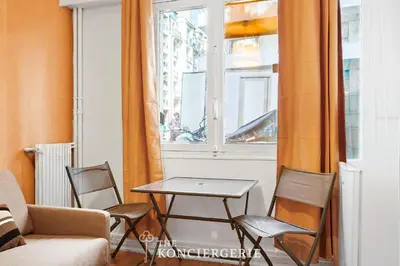 Coin salon dans l'établissement Studio Raffine Quartier La Muette