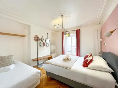 Un ou plusieurs lits dans un hébergement de l'établissement UrbanFlat 99 - Beautiful 6 BDR Apartment in the center of Paris
