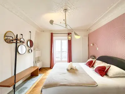 Un ou plusieurs lits dans un hébergement de l'établissement UrbanFlat 99 - Beautiful 6 BDR Apartment in the center of Paris