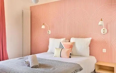Un ou plusieurs lits dans un hébergement de l'établissement UrbanFlat 99 - Beautiful 6 BDR Apartment in the center of Paris